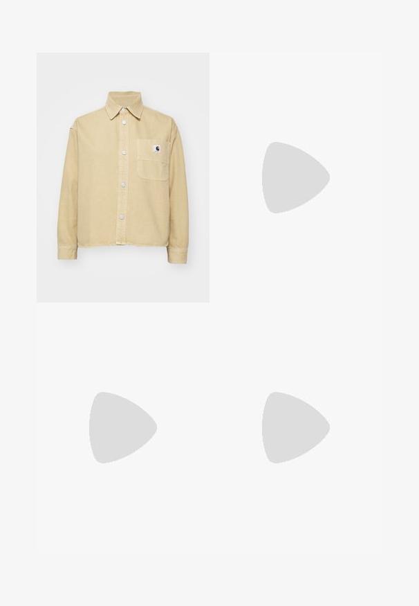 Carhartt WIP GEORGIA - Gombos blúz - bourbon; Fekete pamut póló kerek nyakkal, rövid ujjakkal és egy kis szív alakú logóval a bal felső részen. Simaság és ellazult fazon.; Fekete, széles szárú farmernadrág, kontrasztos fehér varrással és elülső gombos záródással, két ferde elülső zsebbel.; Fehér sportcipő fekete csíkokkal és bézs velúr részletekkel. Texturált gumi talppal és lapos fehér fűzőkkel rendelkezik, világos színű zoknival viselve.