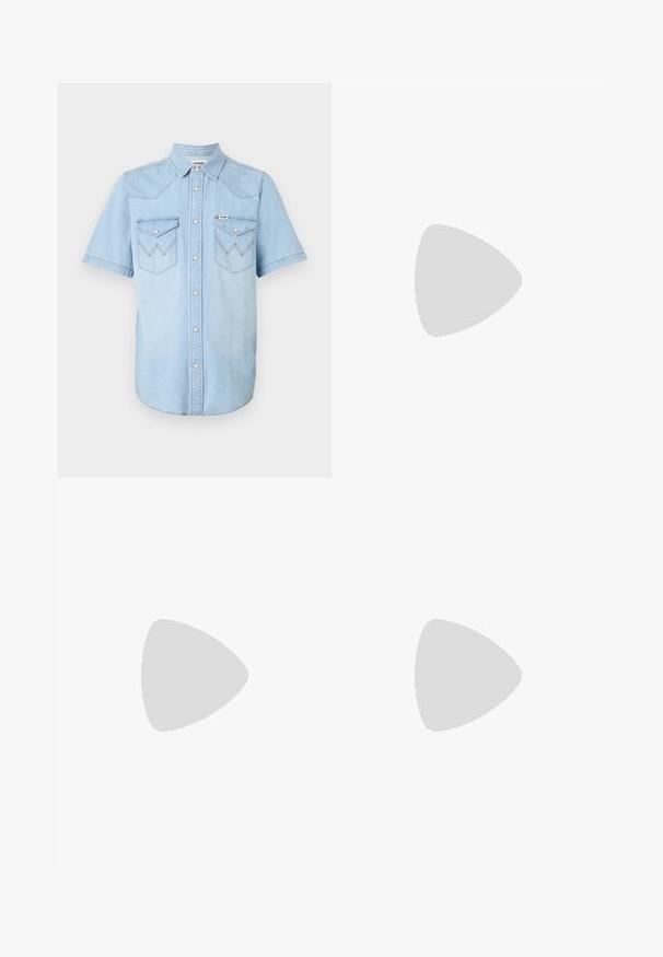 Világoskék farmer rövid ujjú ing, galléros nyakkal, patent gombokkal, és két mellzsebbel, amelyek zig-zag varrással díszítettek.; Fehér pamut póló rövid ujjal, melyen egy kis rózsaszín és fekete kávéscsésze grafika található a bal mellek részen.; Beige színű cargo sort elasztikus derékkal, két oldalsó zsebbel és egy kis logóval a jobb alsó részen. Simább, könnyű anyag.; Barna és kék kockás, bőrt lábú nadrág, fehér cipővel, fekete részletekkel és texturált talppal, zöld háttér előtt.; Fekete anyagú, keresztpántos táska cipzáras záródással, fehér Adidas logóval és csíkos állítható pánttal a könnyű hordozás érdekében.