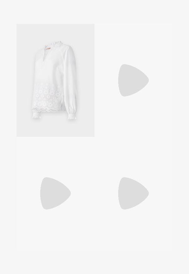 Blusa bianca a maniche lunghe con colletto alto volants, design floreale ricamato all'orlo e sottili puntini testurizzati in tutta la superficie.; Pantaloni neri a gamba larga caratterizzati da un tessuto testurizzato, una vita elastica e una cintura staccabile per una vestibilità regolabile.; Pump in pelle nera con punta affusolata e tacco basso a blocco. Presenta una cinghia alla caviglia con una fibbia in tonalità oro. Texture liscia.; Borsa nera con forma strutturata, texture liscia e una chiusura metallica. Abbinata a pantaloni neri larghi e sandali open-toe su un pavimento in legno.