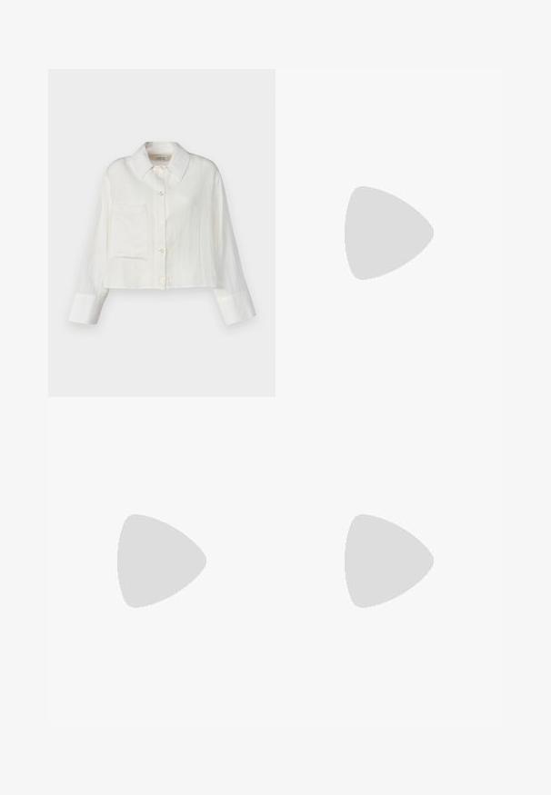 Trumpas baltas lininis marškinis su iškilniu gadinimu, priekinė kišenė ir mygtukų užsegimas. Ilgos rankovės su kontrastingais rankogalių detalėmis.; Juoda dirbtinės odos plačių kojų kelnės su elastingu, pūkuotu liemeniu ir nuimamu raišteliu. Lygus paviršius ir minimalus blizgesys.; Juodas odinis kaubojiškas botas su smailiu pušku, iškaltomis vingių rašmenimis ir vidutinio aukščio kulnu. Yra kilpa, skirta patogiam užmaunimui.; Juodas nepriekaištingas maišelis, pagamintas iš tekstūruotos sintetinės medžiagos, su plačia siluetu, turintis dvi rankenas ir prekės ženklą atspindinčią pakabą.; Sidabrinė lankinė auskarai su poliruotu paviršiumi, turintys mažus auksinius akcentus ir apvalią formą, dėvimi ant ausies kaušelio.