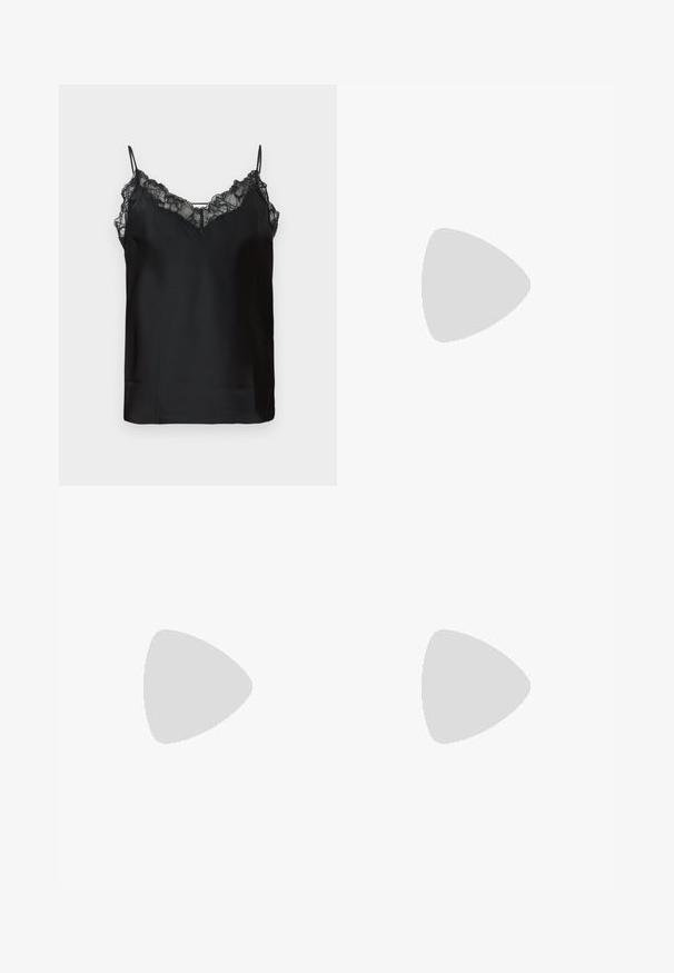Camisola nera con sottili spalline regolabili, bordo in pizzo lungo il collo e una texture satinata liscia. Design semplice ed elegante.; Jeans in denim azzurro chiaro con vita alta, taglio a gamba larga, due tasche laterali e design plissettato. Texture morbida con una finitura sbiadita.; Sandali neri con tacco, caratterizzati da un design a cinturino sottile, punta quadrata e tacco medio a blocco. Realizzati in pelle liscia con una finitura opaca.; Borsa a tracolla in pelle nera con una texture morbida, forma triangolare e tracolla regolabile, abbinata a una camicia a righe blu chiaro e pantaloni bianchi.