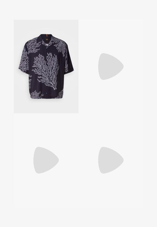 Rövid ujjú, fekete ing, fehér korall-szerű mintákkal, gombos elülső részel és hegyes gallérral. Puha anyag, laza szabású.; Khaki nadrág, pamut keverék, egyenes szabású, elülső redők, övtartók és gombos zárás. Simább textúra minták nélkül.; Világos bézs loaferek hegyes orral, sima anyagból, a lábfejen lévő pánttal és alacsony barna talppal. Egyszerű dizájn, minimális díszítéssel.; Fekete napszemüveg, téglalap alakú, sötét lencsékkel, ezüst részletekkel a szárakon, és matt felülettel a kereten.