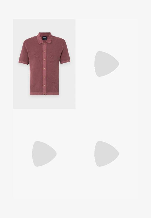 Korte mouwen, textuur polo shirt in stofroze, met een knoopsluiting aan de voorkant met houten knopen en een contrasterende kraag.; Witte katoenen wijde broek met een elastische tailleband, voorzien van een knoopsluiting aan de voorkant en zijzakken. Gladde textuur en minimalistisch ontwerp.; Witte sneaker met zwarte en grijze accenten, voorzien van een grijze neus met textuur, zwarte rubberen zool en platte witte veters. Schoon ontwerp, minimalistische stijl.; Zwarte stof heuptas met een afgeronde vorm, voorzak met rits en een gladde textuur. Geen zichtbare patronen of accenten. Lichtgewicht ontwerp.
