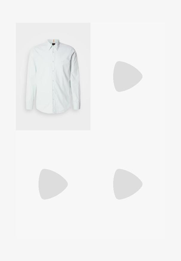 Camisa de button-down azul claro hecha de algodón, con mangas largas, un cuello clásico y un pequeño logo en el pecho. Textura suave.; Pantalones beige confeccionados en una tela suave, con un diseño de pierna recta, cierre frontal con botón y sutiles pliegues a lo largo del frente.; Mocasines de cuero negro con un acabado suave, que cuentan con una correa decorativa y costuras en contraste, combinados con pantalones beiges.; Gafas de sol negras con lentes de color marrón; forma rectangular con un marco grueso, incluyendo sutiles acentos de hardware en las patillas.
