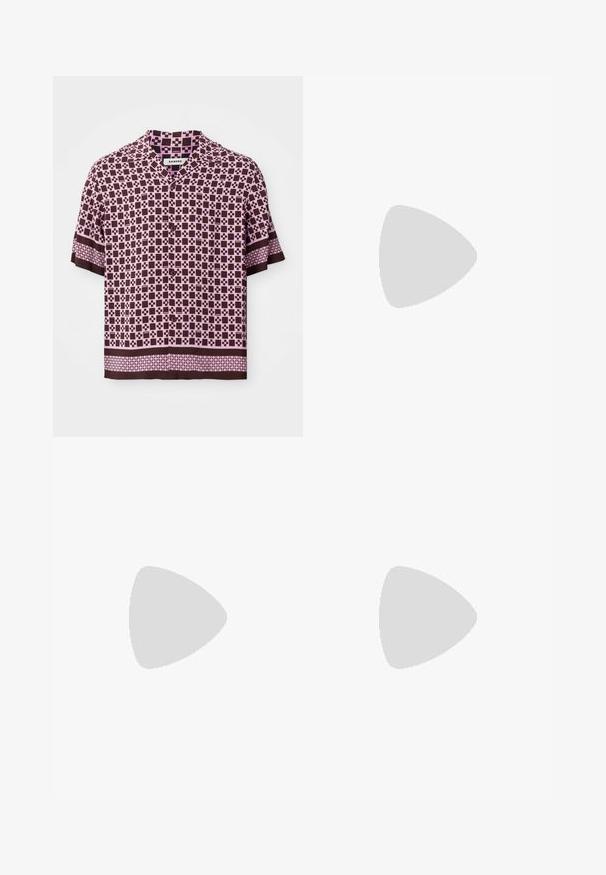 Chemise à manches courtes avec un motif géométrique marron et rose, conçue en tissu léger avec un col et une fermeture à boutons.; Pantalons larges noirs fabriqués à partir d'un tissu lisse. Dotés d'une taille mi-haute et de plis à l'avant, offrant une silhouette ajustée.; Bottines en cuir noir avec un bout rond, un léger talon, une fermeture éclair latérale et une languette à l'arrière. Texture lisse et design simple.; Sac fourre-tout en suède et cuir marron avec deux poignées supérieures et une bandoulière réglable, présentant un logo noir sur la bandoulière et une finition lisse.