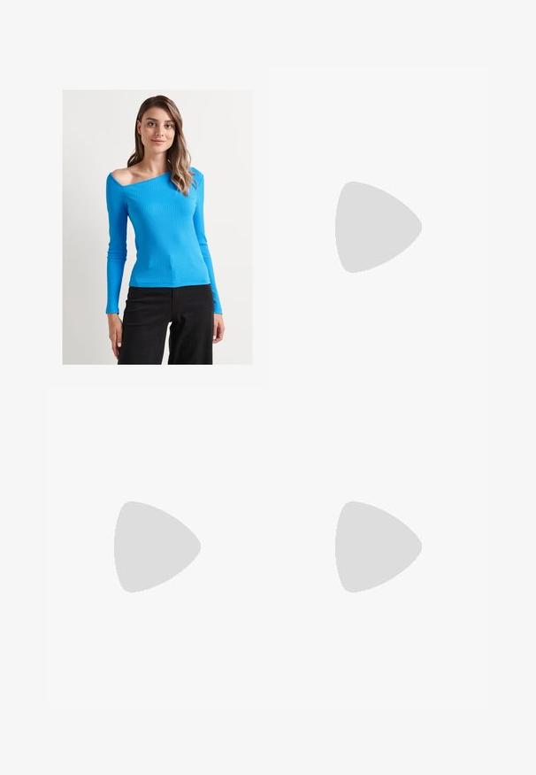 Jimmy Key SLIM FIT BLOUSE - Camicetta - blue; Jeans in denim azzurro chiaro con una vestibilità ampia, caratterizzati da una finitura sbiadita, due tasche frontali e una chiusura con bottone in vita.; Sandal con tacco trasparente e parte superiore trasparente, plantare beige e una sottile cinghia alla caviglia. Presenta una punta appuntita e un tacco alto e sottile.; Occhiali da sole tartarugati con forma arrotondata e lenti chiare. Presentano aste robuste con piccoli dettagli dorati, realizzati in materiale plastico.; Borsa in denim blu scuro con una forma morbida e flessibile, caratterizzata da un manico in stile hobo e una superficie testurizzata. Senza accenti hardware visibili.