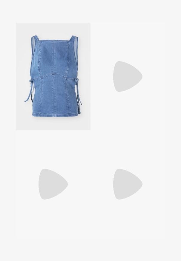 Denim top in lichtblauw, met een aansluitend ontwerp, brede bandjes, zijkoordjes en stiksel-details voor een gestructureerde uitstraling.; Lichtblauwe wijde jeans van denim. Heeft een hoge taille, vijf-pocket ontwerp en een knoopsluiting. Rechte snit met een schone zoom.; Beige suède sneakers met witte strepen, rubberen zolen en een ronde neus. Gecombineerd met losse denim jeans, met een rechte pijp en blauwe stof.; Bruine leren schoudertas met een gebogen vorm, gouden hardware en een gespaccent. Bevat een afneembare schouderriem.