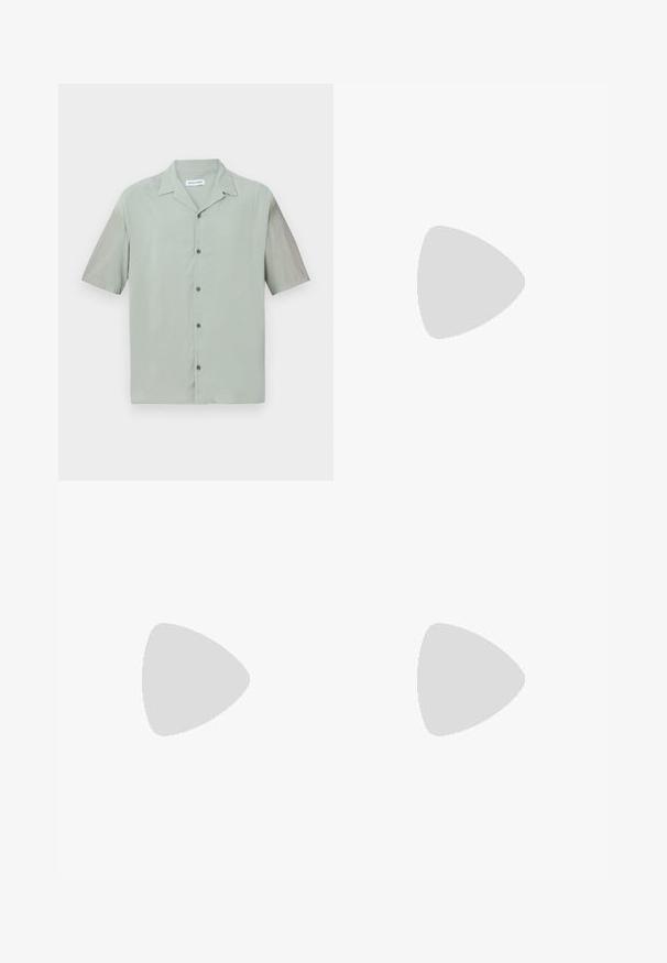 Kortermet skjorte med knapper i lys grønn stoff, med spiss krage og mørke knapper foran. Glatt, lett tekstur.; Lys beige løse bukser med tre lommer, beltestropper og rett ben-design. Laget av et mykt bomullsblandingsstoff.; Oliven grøn slip-on joggesko med en teksturert stoffoverdel, brun detalj ved hælen og hvit gummisåle. Har et tri-farget logodetalj.; Beige crossover-veske med en glatt, matt tekstur, rektangulær form, justerbar svart stropp og en frontlomme med glidelås. Merket med "PIER ONE."