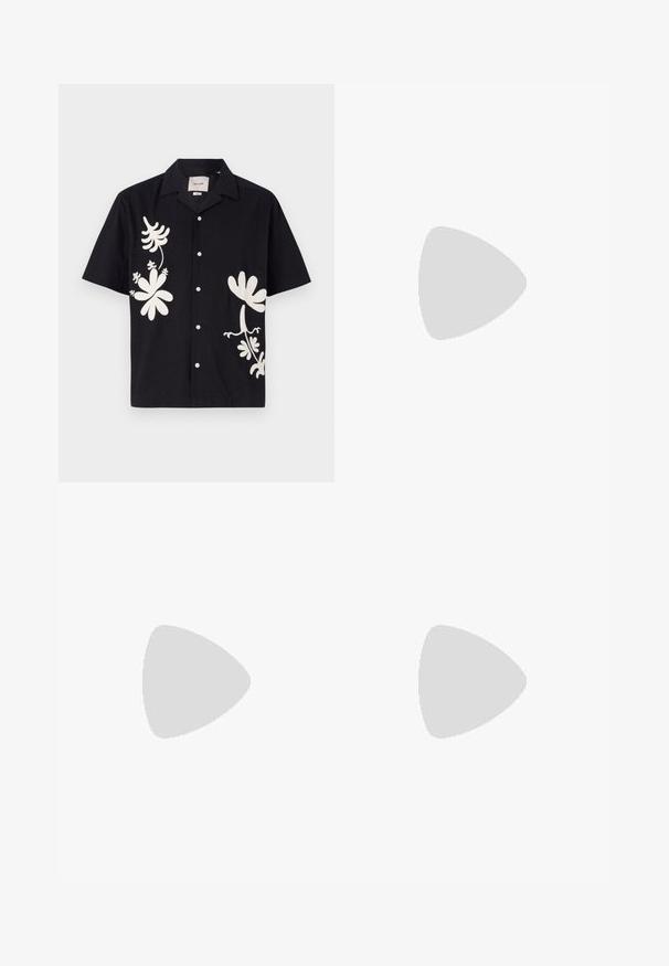 Zwart shirt met korte mouwen, voorzien van grote witte bloemen- en bladerenpatronen, met een knoopsluiting en een klassieke kraag. Gemaakt van lichtgewicht stof.; Zwarte T-shirt van gladde stof met een ronde halslijn, voorzien van drie groene strepen op de schouders en een klein groen logo op de borst.; Zwarte gestreepte shorts met witte pinstripes, voorzien van een elastische tailleband, gestikte details en een zijlabel. Gladde, lichte stof.; Zwarte suède sneakers met gele accenten, voorzien van drie strepen en een bruine rubberen zool. Inclusief een gevoerde tong voor comfort.