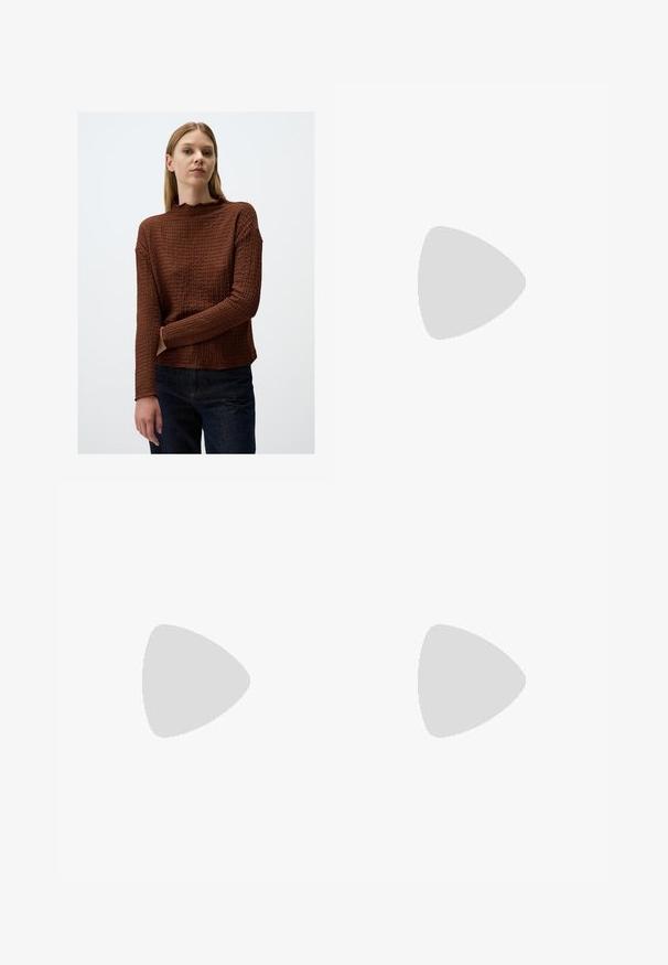 Un pull long à manches longues de couleur brune avec un col festonné, une coupe ample et des manches côtelées, associé à un jean en denim foncé.; Pantalons larges bordeaux en coton, avec une taille haute, une coupe droite et des coutures verticales subtiles sur le devant.; Escarpins en cuir verni noir avec bout pointu et talon bloc géométrique. Présente un design élégant et minimaliste ainsi qu'une texture lisse.; Sac fourre-tout en cuir noir avec une texture lisse, de forme rectangulaire et deux longues poignées. Pas de matériel ou d'ornementations visibles.