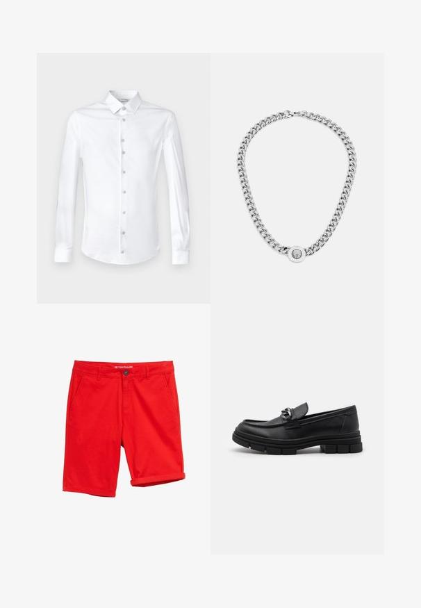 Weißes Langarmhemd aus glattem Baumwollstoff, mit klassischem Kragen und durchgehender Knopfleiste mit passenden Knöpfen.; Rote Baumwollshorts mit flachem Vorderteil, zwei Seitentaschen und einer einzelnen Gesäßtasche. Umschlagbare Saumabschlüsse und Knopfverschluss.; Schwarzer Lederloafer mit runder Zehenform, einem dekorativen Riemen und Hardware sowie einer robusten, strukturierten Sohle. Glatte Oberfläche mit dezenten Details.; Silberne Halskette mit dicken Gliedern und einem zentralen runden Anhänger mit filigranen Details. Glatte, reflektierende Metalloberfläche.