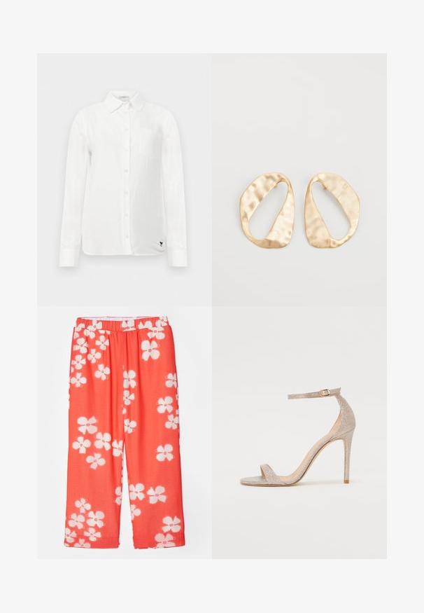 Fehér hosszúujjú ing gombos gallérral, egyetlen mellzsebbel és diszkrét textúrájú anyaggal. Fekete hímzett logó részlet jellemzi.; Piros virágmintás nadrág könnyű, texturált anyagból. Rugalmas derékrésszel és széles, egyenes szabású lábbal rendelkezik.; Fém rózsaarany színű, pántos magassarkú szandál, texturált felsőrésszel, nyitott orral és arany csattal díszített bokapánttal.; Egy pár szabálytalan, ovális formájú, aranyszínű fém fülbevaló, enyhén kalapált felülettel, fehér háttéren.