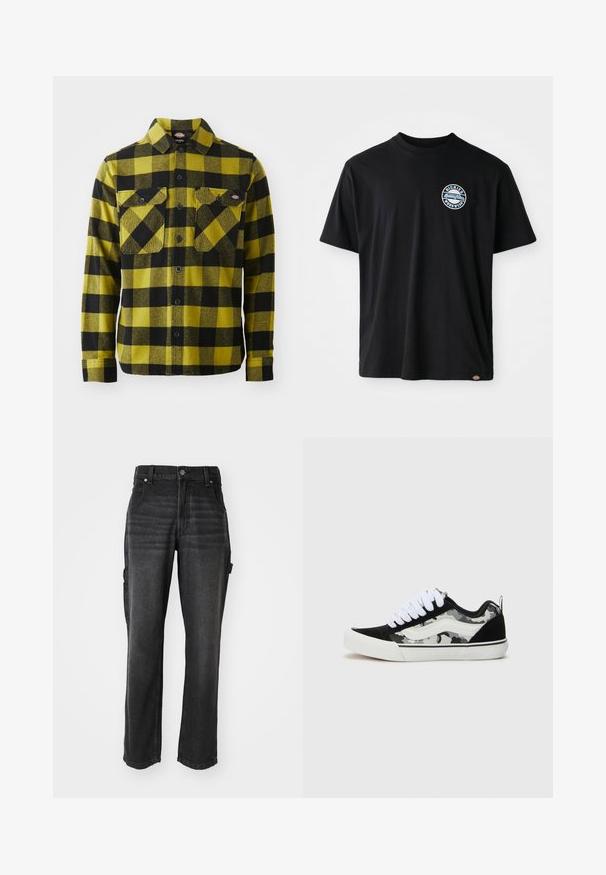 Flanellskjorte med et gult og svart rutemønster, med knappestolpe, to brystlommer og krage. Myk tekstur, lange ermer.; Svart bomullst-skjorte med rundt logo på brystet. Kortermet og rund hals-design med rett snitt i kanten.; Svart denim cargo-bukser med rette ben, med sidelommer, en metall knappestolpe og tonalt søm. Teksturert stoff.; Sorte mokasiner i semsket skinn med et grått camo-sidepanel, hvite snørebånd og gummisåle. Har en sydd hvit logo-detalj på siden.