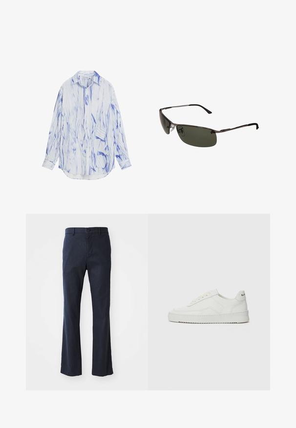 Koszula z długim rękawem wykonana z lekkiego materiału, z niebiesko-białym abstrakcyjnym wzorem w paski, z guzikami z przodu i luźnym krojem.; Granatowe, rozszerzane spodnie wykonane z lekkiego materiału, z pojedynczym zapięciem na guzik i przednimi kieszeniami, charakteryzujące się gładką teksturą.; Białe skórzane sneakersy o gładkim wykończeniu, okrągłym nosku, płaskich sznurówkach i teksturowanej podeszwie. Charakteryzują się delikatnym logo na pięcie.; Okulary przeciwsłoneczne z ciemnozielonymi soczewkami, elegancką metalową ramką, zakrzywionym kształtem i regulowanymi noskami. Posiadają cienkie, czarne zauszniki.