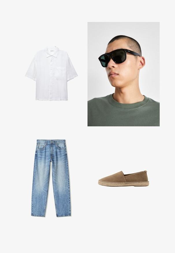 Weißes Kurzarmhemd mit Knopfleiste, Kragen und einer Brusttasche. Aus leichtem Stoff mit glatter Textur gefertigt.; Helle blaue Denim-Jeans mit lockerem Schnitt, geradem Bein-Design, fünf Taschen und verblasster Textur. Enthält einen Frontknopf- und Reißverschluss.; Braune Wildlederschlupfschuhe mit spitzer Zehe, ausgestattet mit einer gewebten Jutesohle und einem kleinen Absatz zur Unterstützung. Glatte Textur und minimalistisches Design.; Schwarze rechteckige Sonnenbrille mit dunklen Gläsern, die eine markante Form und eine Markierung am Bügel aufweist. Getragen von einer Person in einem grünen Hemd.