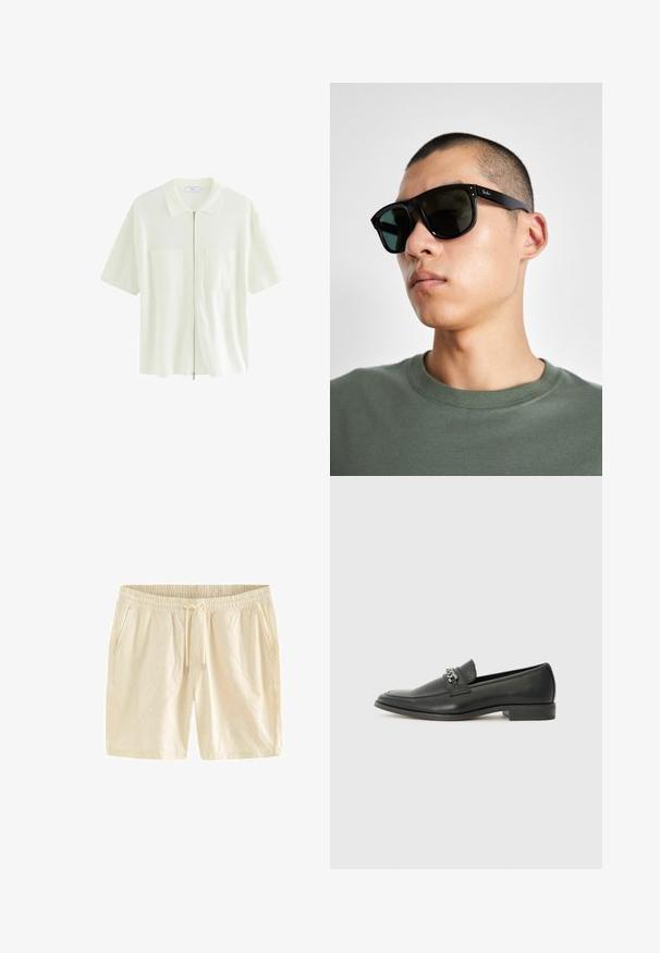 Kurzärmliges, weißes Kapuzenshirt aus strukturiertem Stoff mit Kragen und zwei Vordertaschen mit quadratischen Klappen.; Hellbeige Shorts mit elastischem Bund, Kordelzugverschluss und dezenten Blättermustern, die auf dem Stoff geprägt sind. Mit Seitentaschen.; Schwarzer Lederloafer mit glatter Oberfläche, ausgestattet mit einer gesteppten Gestaltung und einem dekorativen Metallkettendetail über dem Vorderblatt. Flacher Absatz.; Schwarze rechteckige Sonnenbrille mit dunklen Gläsern, die eine markante Form und eine Markierung am Bügel aufweist. Getragen von einer Person in einem grünen Hemd.