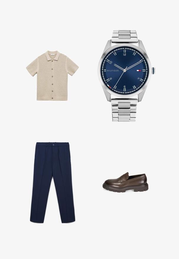 Beiges kurzärmliges Strickhemd mit Polokragen, das ein offenes Gewebemuster, fünf Knöpfe auf der Vorderseite und einen gerippten Saum aufweist.; Marineblaue maßgeschneiderte Hose mit vorderen Falten, seitlichen Taschen, Gürtelschlaufen und einem Knopfverschluss am Taillenbund.; Desa Slipper - brown; Silberne Metall-Uhr mit einem gebürsteten blauen Zifferblatt, weißen Stundenmarkierungen und einem Datumsanzeiger. Verfügt über ein verlinktes Metallarmband und ein Markenlogo.
