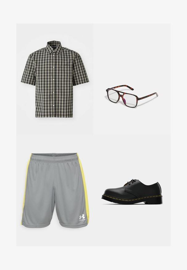 Fekete és bézs kockás vászon rövid ujjú ing, amely gombos gallérral és bal oldali mellzsebbel rendelkezik. Klasszikus kockás minta az egész ing felületén.; Szürke sportnadrág sárga oldalsávokkal és rugalmas derékrésszel, a jobb alsó lábszáron fehér Under Armour logóval.; Fekete bőr cipők lekerekített orral, fűzős kialakítással, sárga varrással a talpon, és vastag fekete gumitalppal a tapadás érdekében.; Technikai zselé mintázatú, téglalap alakú lencsékkel rendelkező szemüveg, fekete és narancssárga kerettel, fényes felülettel és vékony szárakkal.
