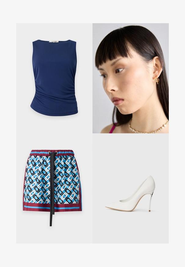 Mornarsko plavi bezrukavni top izrađen od glatkog, rastezljivog materijala. Sadrži nabranje sa strane i zaobljen rub za prikladan izgled.; Kratka suknja s plavim i crnim geometrijskim uzorkom, elastični pojas s vezicom i tamnocrvenim obrubom duž dna.; Bijela visoka potpetica s oštrim vrhom, prekrivena finom glitrovom teksturom. Metalni srebrni detalj na peti dodaje kontrast. Elegantni dizajn.; Zlatna naušnica u obliku kružne petlje nošena na desnom uhu, s otvorenim dizajnom. Model ima ravnu, tamnu kosu i minimalnu šminku.