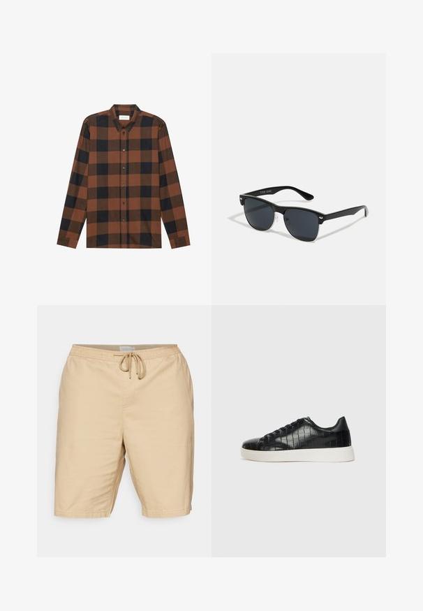 Brun og sort ternet langærmet skjorte lavet af stof med button-down krave og knaplukning; har manchetter ved ærmerne.; Lyse beige shorts lavet af stof med en glat tekstur, der har en elastisk talje og snor, samt sidelommer.; Sorte sneakers med en struktureret krokodillepræget læderoverdel, rund tå og en kontrasterende hvid gummisål med en glat finish.; Sorte solbriller med rektangulær form, mørke linser, sølvdetaljer ved tindingerne og en mat finish på stellet.
