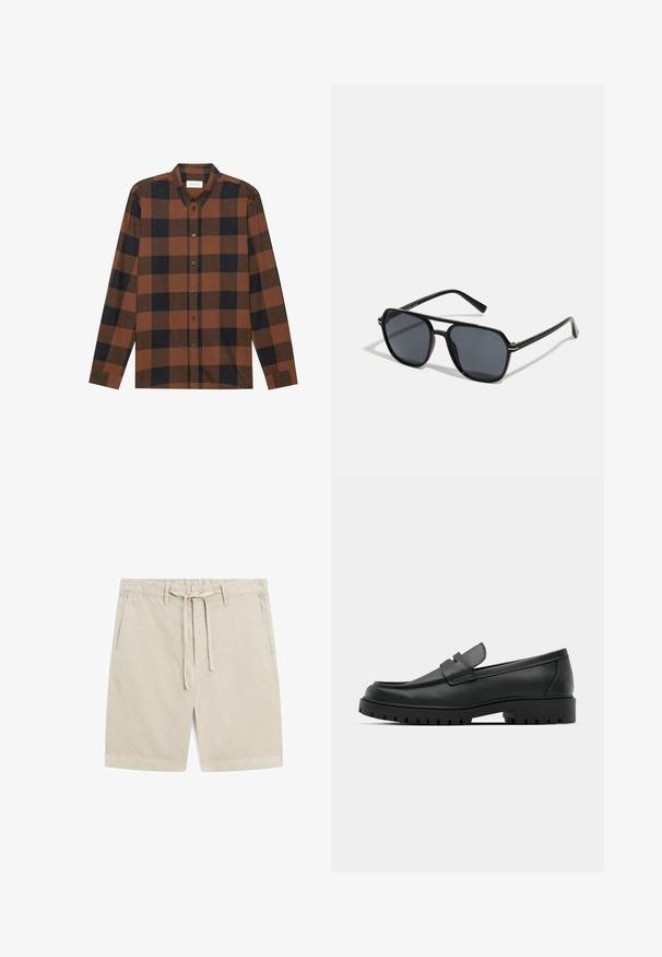 Bruin en zwart geruit overhemd met lange mouwen, gemaakt van stof, met een button-down kraag en knoopsluiting; heeft boorden met manchetten.; Beige shorts van lichtgewicht stof. Voorzien van een elastische tailleband met een trekkoord, twee voorzakken en een recht gesneden ontwerp.; Zwarte leren instappers met een ronde neus, voorzien van een gestikt ontwerp, een lage platformzool en een gestructureerde, grof rubberen buitenzool.; Zwarte zonnebril met een octagonaal frame, donkere lenzen, glanzende afwerking, dunne tempels en gouden accenten aan de voorkant.