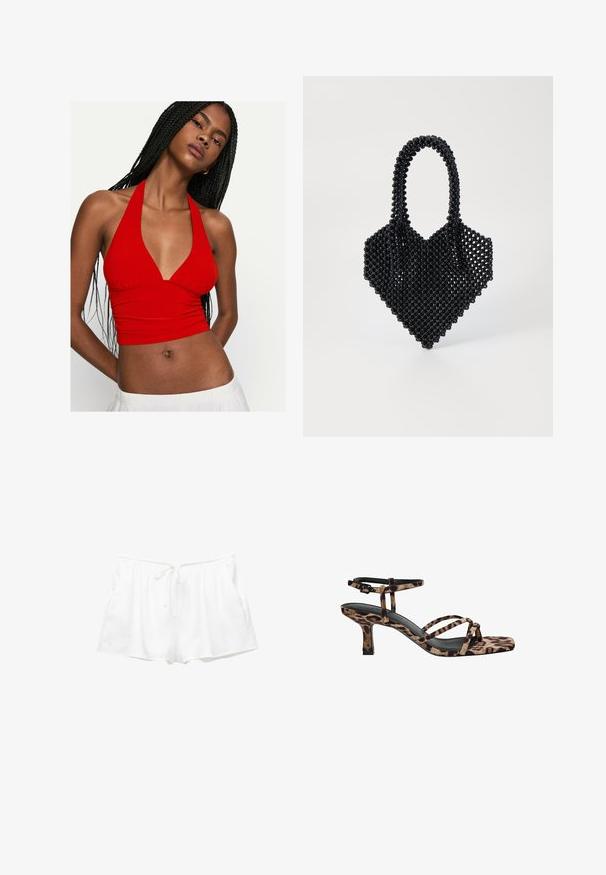 Rotes Neckholder-Crop-Top mit V-Ausschnitt und gerafftem Detail an der Brust. Aus glattem Stoff gefertigt, betont das figurbetonte Design die Taille.; Weiße Baumwollshorts mit einem elastischen Bund, verstellbarem Kordelzug und Seitentaschen. Weicher Stoff und schlichtes Design mit lockerer Passform.; Leopardenmuster Absatzsandalen mit Quadratzehen, mehreren Riemen und einem mittelhohen Absatz. Hergestellt aus weichem Textilmaterial.; Schwarze Perlenhandtasche in Herzform mit einem komplexen geflochtenen Design. Sie verfügt über einen doppelten Griff und eine strukturierte Oberfläche.; Pilgrim UNFOLD - Halskette - gold