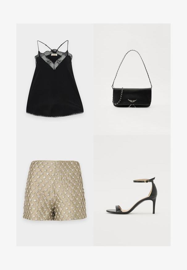 Sort camisole med justerbare stropper, prydet med en blonderede V-udskæring og bølgede kanter. Glat stof med en let glans.; Guldshorts med diamantnetmønster, dekorative sølvfarvede detaljer, glat stof og en tætsiddende pasform.; Sort læder højhælede sandaler med ankelrem. Har en glat tekstur, åben tå og en tynd hæl. Guldtonet spænde detalje.; Sort læderhåndtaske med en sølv kædestrop, der har dekorative vingedetaljer og hvid syning langs bunden.