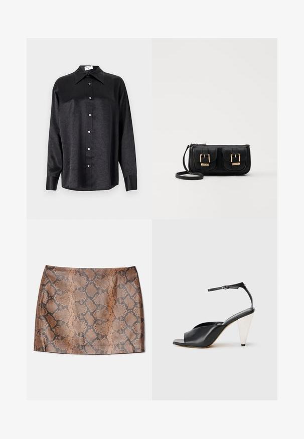 Czarna koszula z długim rękawem i kołnierzykiem, o pogniecionej teksturze, z pełnym zapięciem na guziki z przodu oraz mankietami. Wykonana z gładkiego materiału.; Alice + Olivia ELANA brązowy; Czarne skórzane sandały na wysokim obcasie z odkrytymi palcami, asymetrycznym wzorem, paskiem w okolicy kostki oraz metalicznym obcasem w kształcie stożka. Gładka faktura na całej powierzchni.; Czarna skórzana torba na ramię z dwoma przednimi kieszeniami, złotymi klamrami, zamkiem błyskawicznym i cienkim paskiem. Teksturowana powierzchnia i kompaktowy prostokątny kształt.