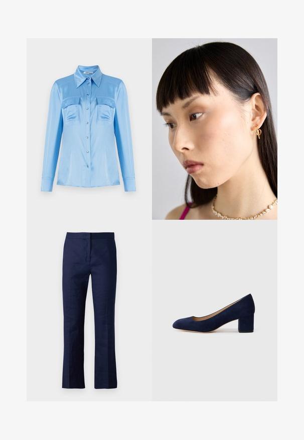 Jasnoniebieska satynowa koszula na guziki z długimi rękawami, dwoma przednimi kieszeniami i wykrój kołnierzyka. Posiada perłowe guziki i gładką teksturę.; Granatowe spodnie o dopasowanym kroju, wykonane z gładkiego materiału, z prostymi nogawkami, fałdami z przodu oraz dopasowaną talią.; Granatowe zamszowe szpilki z ostrym noskiem i średniej wysokości blokowym obcasem. Gładka tekstura z subtelnym połyskiem i małym wycięciem z przodu.; Złoty kolczyk w kształcie obrączki noszony w prawym uchu, z otwartym wzornictwem. Modelka ma proste, ciemne włosy i minimalny makijaż.