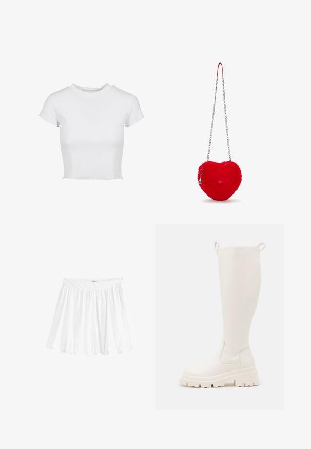 Weißes, kurzgeschnittenes T-Shirt aus geripptem Stoff. Hat kurze Ärmel mit ausgefransten Kanten und einen runden Halsausschnitt mit Rüsche.; Weißer, ausgestellter Rock aus leichtem Stoff mit elastischem Bund. Verfügt über ein gerafftes Design für Volumen und Fluidität.; Knöchelhohe weiße Gummistiefel mit einer robusten Sohle und elastischen seitlichen Einsätzen. Verfügt über Zuglaschen an der Oberseite für leichteres Anziehen. Glatte Textur.; Rote herzförmige Handtasche mit weicher, flauschiger Textur, silberner Kettenriemen und einem angehängten Anhänger. Verfügt über ein auffälliges Pompon-Detail.