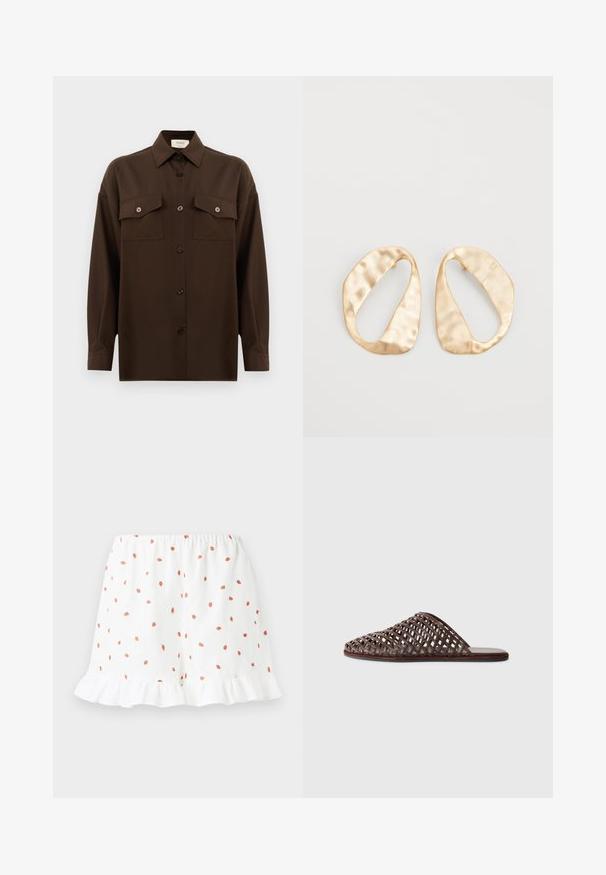 Sötétbarna, hosszú ujjú, gombos ing, két zsebével a mellén és klasszikus gallérral, egyszerű fehér háttér előtt bemutatva.; Fehér rövidnadrág apró piros eper mintákkal, fodros szegéllyel és kényelmes rugalmas derékkal. Könnyű anyagból készült.; Barna szőtt csúsztatós szandál lekerekített orral, nyitott dizájnnal, lapos talppal és texturált felülettel. Könnyű anyag és minimalista sziluett.; Egy pár szabálytalan, ovális formájú, aranyszínű fém fülbevaló, enyhén kalapált felülettel, fehér háttéren.