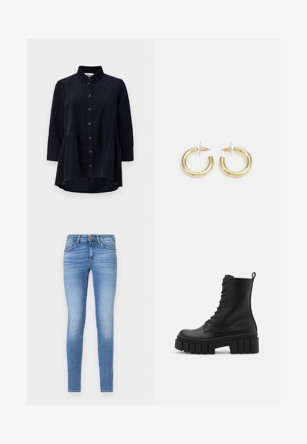 Granatowa koszula z materiału sztruksowego z zapinaniem na guziki, kołnierzykiem i rękawami o długości 3/4. Posiada dół w stylu peplum z marszczeniami oraz miękką teksturę.; Slim-fit jasnoniebieskie dżinsy z średnim stanem, z przodem na guzik i pięcioma kieszeniami.; Czarne skórzane botki za kostkę z masywną, żłobioną podeszwą, sznurówką z przodu i pętelką do zakładania na gładkim białym tle.; Złote kolczyki w kształcie kółek o gładkim, błyszczącym wykończeniu. Okrągły design z małym klipsem i przezroczystym zapięciem zapewniającym bezpieczne noszenie.