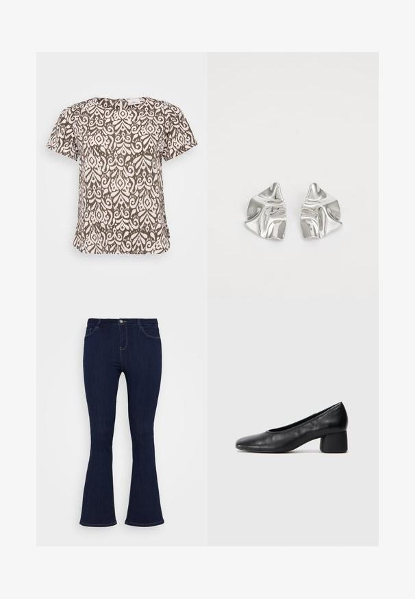 Brun og hvit mønstrete kortermet topp med rund hals og sideslisser, laget av et strukturert stoff. Merkesverdig blomsterdesign.; Mørkeblå høy midje denimjeans med tettsittende lår og lett utvidelse nederst, med frontlommer og knappelukking.; Sorte lærpumps med rund tå og mellomstor blokkhæl. Glatt tekstur med minimalt med detaljer, og har en subtil elastisk åpning.; Sølvmetall øredobber med et bølgete, skulpturelt design, preget av en polert finish og uregelmessige former, som fremhever en moderne estetikk.