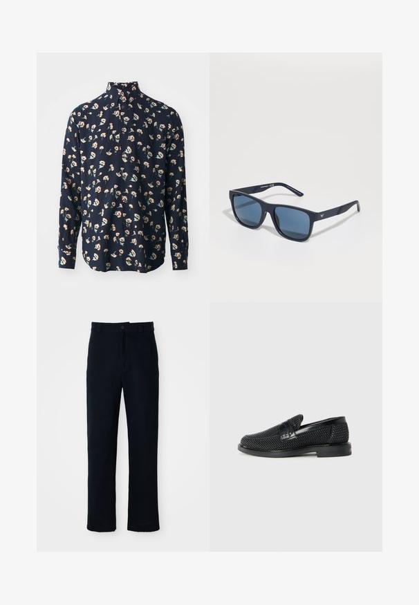 Paul Smith REGULAR FIT SHIRT - Marškiniai - black; Tamsiai mėlynos medvilninės kelnės, turinčios tiesioginį kirpimą, priekyje užsegamos mygtuku ir klasikine juosta su dirželio kilpom.; Juodas pintas slip-on tipo batelis su lygiu odiniu akcentu viršuje, apvalios nosies dizainas ir žemas guminis padas.; Mėlynos stačiakampės saulės akinių su tamsiais objektyvais, matinio jūros gylio rėmu, su logotipo detalėmis ant šventyklos, tiesiomis šakėmis ir vientisa, lygi tekstūra.