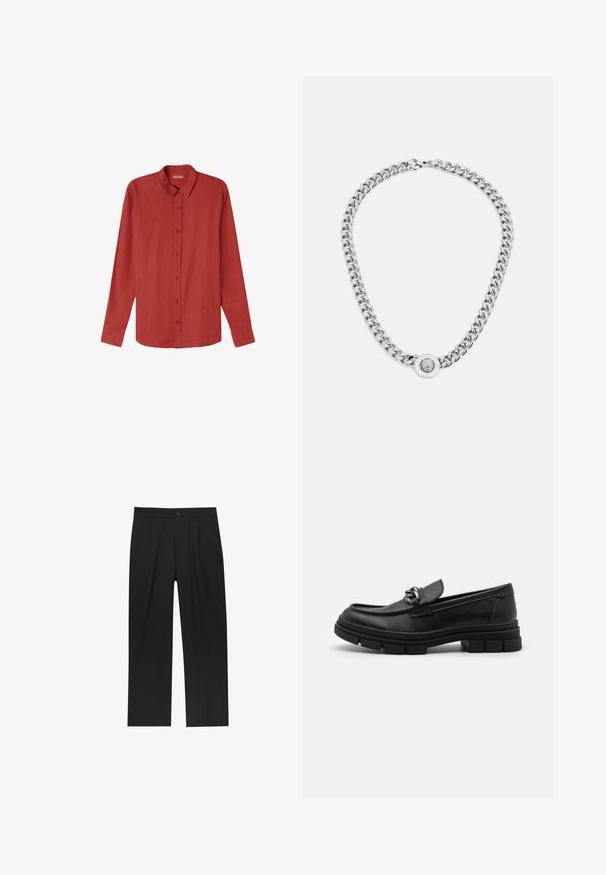 IUMAN Intimissimi Uomo Kostymskjorta - rot; Svarta byxor med rak ben-design, tillverkade av ett jämnt tyg. Har framfickor och en enkel knapplåsning i midjan.; Svart läderloafersko med rund tå, en dekorativ rem och hårdvara, samt en chunky texturerad sula. Slät finish med subtila detaljer.; Silverfärgad kedjohalsband med tjocka länkar och en central rund berlock med intrikata detaljer. Slät, reflekterande metallyta.