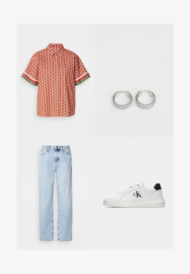 Kortærmet skjorte i rød stof med et jordbærmønster, med kontrasterende blomster- og stribede detaljer på ærmerne.; Lyseblå brede jeans lavet af denim, med høj talje, falmet vask og subtil tie-dye mønster langs fronten.; Hvide lavtoppede sneakers med sort hælkænke, platformssål, snørebånd og Calvin Klein "CK" logo på siden.; Sølv hoop øreringe med et struktureret design, der har lodrette riller. Cirkelformede med en sikker lås. Glat finish.