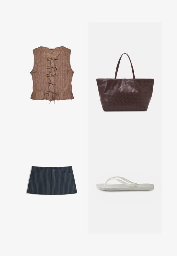 Brązowy bezrękawnik o teksturowanej tkaninie, z przodem zapinanym na sznurki i marszczeniem wzdłuż dolnej krawędzi.; Granatowa spódnica mini w paski z przednimi kieszeniami i pojedynczym zapięciem na guzik w talii.; Białe klapki z teksturowaną podeszwą, z cienkimi paskami i płaskim fasonem. Wykonane z gumy, z subtelnym logo na wkładce.; Brązowa pleciona torba na ramię ze skórzanym wykończeniem, z dwoma uchwytami, o usztywnionym kształcie i teksturowanej powierzchni, z charakterystycznym wzorem w diamenty.; Złote kolczyki w kształcie okręgów, o smukłej, wydłużonej formie z polerowanym wykończeniem i bezpiecznym zapięciem na zatrzask.