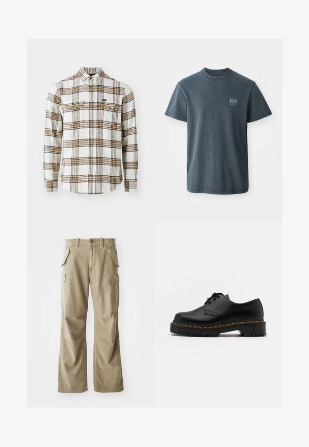 Lee CLEAN WESTERN - Marškiniai - ecru ochre plaid; Tamsiai pilkas medvilninis marškinėliai su apvalia iškirpte, trumpomis rankovėmis ir mažai spaudinta logotipu kairėje pusėje. Klasikinis fasonas su tiesiu apvadu.; Smėlio spalvos cargo kelnės, pagamintos iš patvarios medžiagos, su laisvu siluetu, daugeliu šoninių kišenių ir sustiprintomis kelėnų vietomis. Lygus priekinis dizainas.; Juoda odinė lakuota avalynė su apvaliu pirštu, tekstūruota gumine padu ir geltona siūlelių apdaila aplink bazę. Lygus dizainas ir glotnus paviršius.