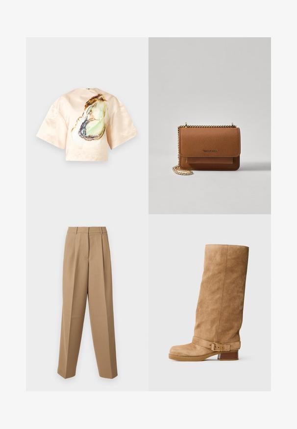 Blouse en soie de couleur pêche pâle, ornée d'un grand motif d'huître à l'avant, avec des manches courtes et larges, ainsi qu'un col rond. Texture lisse.; Pantalons beige ajustés avec une taille haute, une devant plissé et une coupe évasée. Le tissu semble lisse avec un léger éclat.; Botte en suède beige mi-mollet avec un petit talon empilé, un bout arrondi, et une sangle ajustable avec une boucle en or autour de la cheville.; Sac en cuir texturé marron en bandoulière avec une sangle en chaîne dorée et une fermeture à rabat. L'avant présente un détail de logo et une poche sous le rabat.
