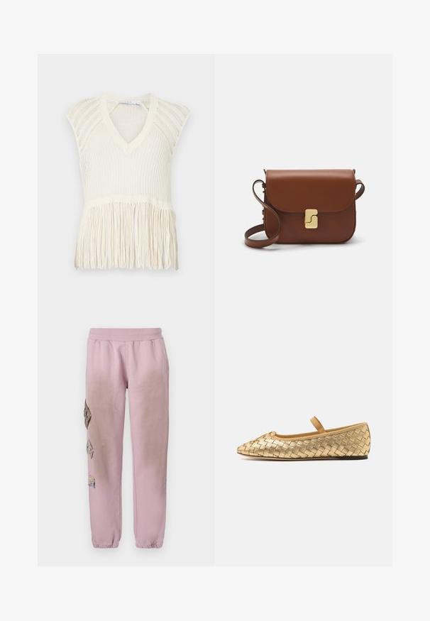 Top tricotat crem, cu decolteu în V, mâneci scurte și detalii cu franjuri la margine. Prezintă un model texturat pe întreaga suprafață.; Pantaloni de trening roz cu talie elastică, cu petice decorative în formă de diamant pe partea stângă și manșete elastice la glezne.; Loeffler Randall LEONIE SOFT BALLET FLAT - Balerini cu barete - gold; Geantă de piele maro cu închidere tip capac, accesorii de culoare aurie, curea de umăr și o textură netedă. Formă compactă și rectangulară.