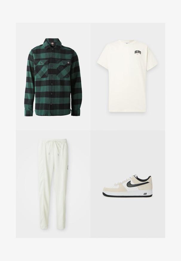 Grønn og svart rutete flanellskjorte med lange ermer, knappfront, to brystlommer og klassisk krage. Myk tekstur, allsidig design.; Kremfarget bomull t-skjorte med korte ermer, med "NIKE SB" i svart og rødt trykk på brystet. Standard rund halslinning.; Hvite slim-fit joggebukser med elastisk midje og snor, med side-seam detaljer og en liten svart lapp på høyre bein.; Sneakers med lys beige semsket skinn og hvit skinn-overdel, svart Nike swoosh, svarte detaljer, og en hvit gummisåle med "AIR" merke.