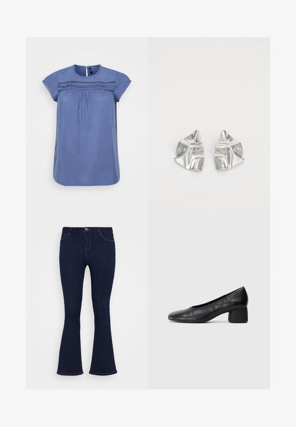 Blusa blu a maniche corte con scollatura rotonda, dettagli arricciati e cuciture decorative sul busto. Tessuto liscio e vestibilità comoda.; Jeans in denim blu scuro a vita alta, con una vestibilità attillata sulla coscia e una leggera svasatura in fondo, dotati di tasche anteriori e chiusura con bottone.; Pantofole nere in pelle con punta arrotondata e tacco medio a blocco. Texture liscia con dettagli minimi, caratterizzata da un'apertura elastica sottile.; Orecchini in metallo argento con un design ondulato e scultoreo, caratterizzati da una finitura lucida e forme irregolari, che evidenziano un'estetica contemporanea.