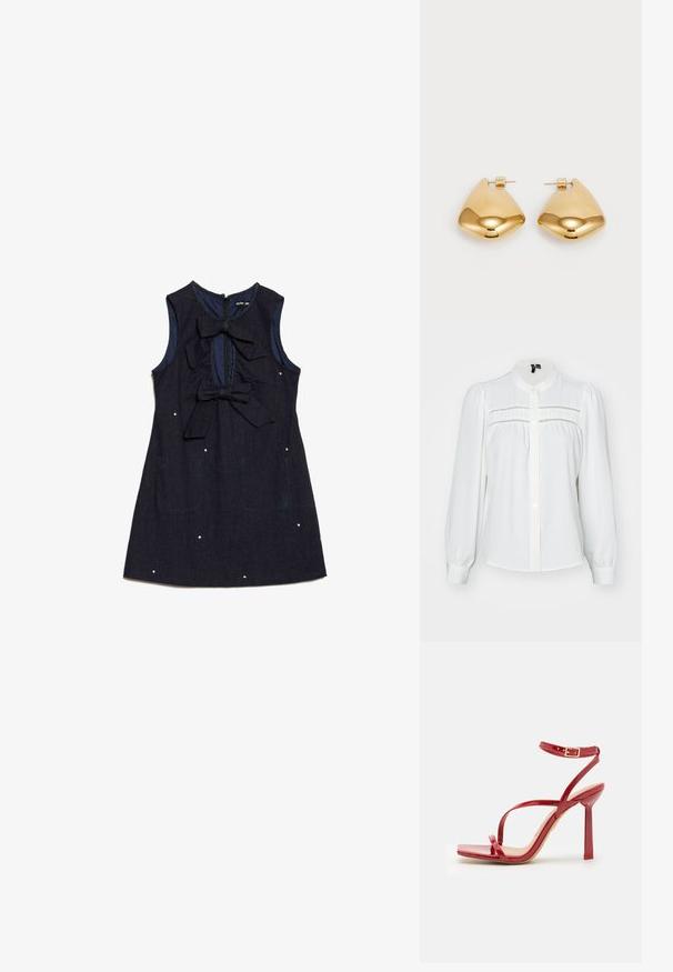 Hvit bluse med lange puff-ermer, rund krage, knapplukking foran og dekorativ søm over brystet. Myk, teksturert stoff.; Marineblå denimkjole med ermeløs design, to store sløyfer foran og dekorative hvite prikker. Har glidelås bak.; ALDO SCINTILLA - Sandaler med høye hæler - red; Rød lær skulderveske med en glatt tekstur, buet design og en dekorativ spenne. Justerbar stropp og glidelås-lukking.; Øreringer i gulltone laget av metall, med en glatt, avrundet trikantform og stift-bakdesign; reflekterende overflate med minimal detaljer.
