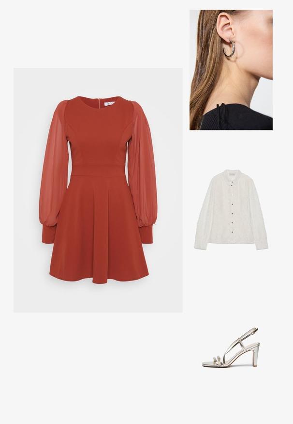 Camicetta bianca con tessuto testurizzato, motivo a rombi e colletto a punta. Presenta bottoni argentati e maniche lunghe con polsini.; Abito rosso con maniche corte a sbuffo in tessuto trasparente, corpino aderente, gonna svasata e zip sul retro. Realizzato in tessuto testurizzato con una finitura liscia.; Sandaletta con tacco alto in argento metallico e punta aperta, dotata di tre sottili cinturini sul piede e di una cinghia alla caviglia con fibbia.; Borsa a mano metallic oro con una texture liscia, dotata di una chiusura a pattina triangolare. La mano che la tiene ha unghie curate.; Orecchino a cerchio in argento con finitura lucida, caratterizzato da piccoli dettagli in oro e una forma tondeggiante, indossato sul lobo.