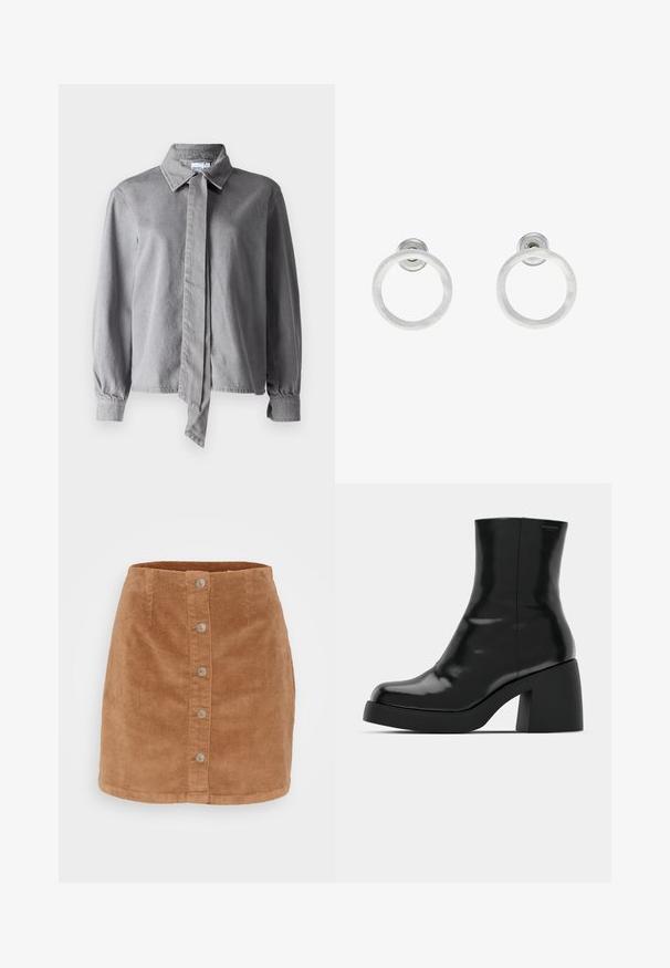 Pilkas marškinis su kaklaraiščiu, pagamintas iš tekstūruotos medžiagos, turi ilgas rankoves, mygtukų užsegimus ir tiesų kirpimą.; Šviesiai rudos korėdorinės mini sijonas su mygtukų priekyje, septyniais sidabro spalvos mygtukais ir tekstūruotu, raukšlėtu audiniu.; Juodi kulkšniniai batai su blizgiu paviršiumi, kvadratiniu pirštu ir storu blokiniu kulnu. Dizainas pasižymi be siūlių siluetu ir minimalia ženklinimo. ; Sidabriniai metaliniai auskarai žiedų pavidalu su šveitimo tekstūra, turintys apvalų dizainą ir skaidrų laikiklį saugiam dėvėjimui.