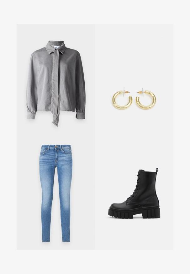 Camisa cinza de colarinho com um nó à frente, feita de tecido texturizado, com mangas longas, punhos com botão e corte reto.; Jeans de ganga azul claro, slim-fit, com cintura média, botão frontal e design de cinco bolsos.; Bota ankle de couro preto com sola robusta e estriada, frente com atacadores e alça na parte de trás, sobre fundo branco liso.; Brincos em argola dourados com um acabamento liso e brilhante. Design circular com um pequeno pino e suporte transparente para um uso seguro.