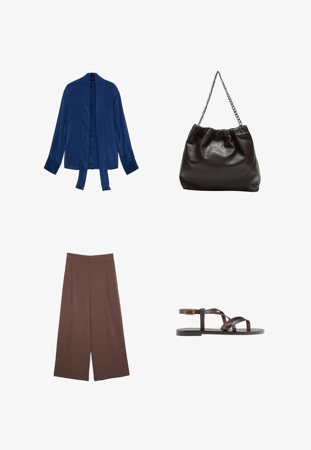 Giacca kimono in satin blu navy con maniche lunghe, apertura frontale e chiusura con cravatta. Texture liscia e design minimale senza decorazioni.; Pantaloni ampi marroni con una texture liscia, caratterizzati da una vita alta e pieghe frontali. Il tessuto è leggero e scorre liberamente.; Sandal in pelle marrone con cinturini incrociati, chiusura con cinturino alla caviglia e suola piatta con dettagli di cucitura minimi.; Borsa in pelle marrone con parte superiore arricciata e tracolla a catena. Texture liscia con finitura lucida e dettagli di cucitura sottili sui lati.