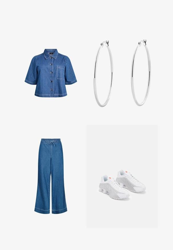 Kortärmad denimjacka i mörkblått med vita vertikala ränder, knäppning fram, krage och framficka. Slät textur och avslappnad design.; Blå denim vidbenade byxor med vita vertikala ränder. Har en dragsko i midjan och en jämn textur. Synlig accentstickning.; Vita löparskor med grå accenter, som har en texturerad ovandel, perforeringar för ventilation och en segmenterad häl för dämpning.; Silverörhängen med en slät, polerad yta och en tunn, cirkulär form. Designen har en säker låsning.