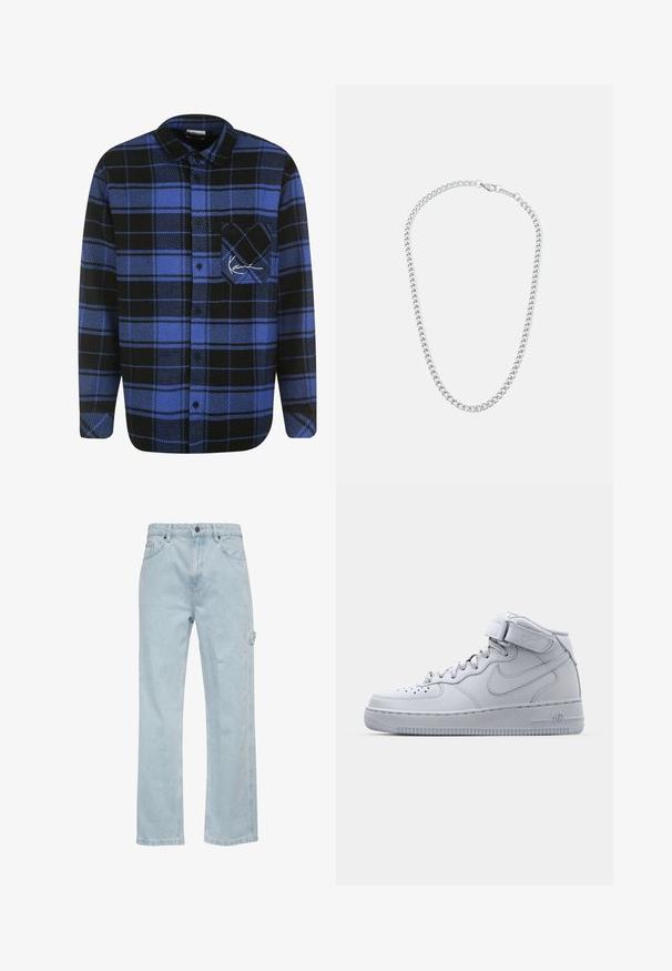 Karl Kani TRIKOT VARSITY STRIPED BASEBALL - Camisa - sand/off white/anthracite; Vaqueros de denim azul claro con un diseño de pierna recta, que cuentan con bolsillos delanteros y traseros, y un bolsillo lateral de tipo cargo. Textura suave, estilo casual.; Zapatillas Nike Air Force 1 de caña alta en gris con parte superior de cuero, cuello acolchado y una correa de Velcro. El diseño icónico incluye una caja de dedos perforada.; Collar de cadena de metal plateado con eslabones entrelazados y un cierre seguro, textura lisa, acabado uniforme y diseño clásico.