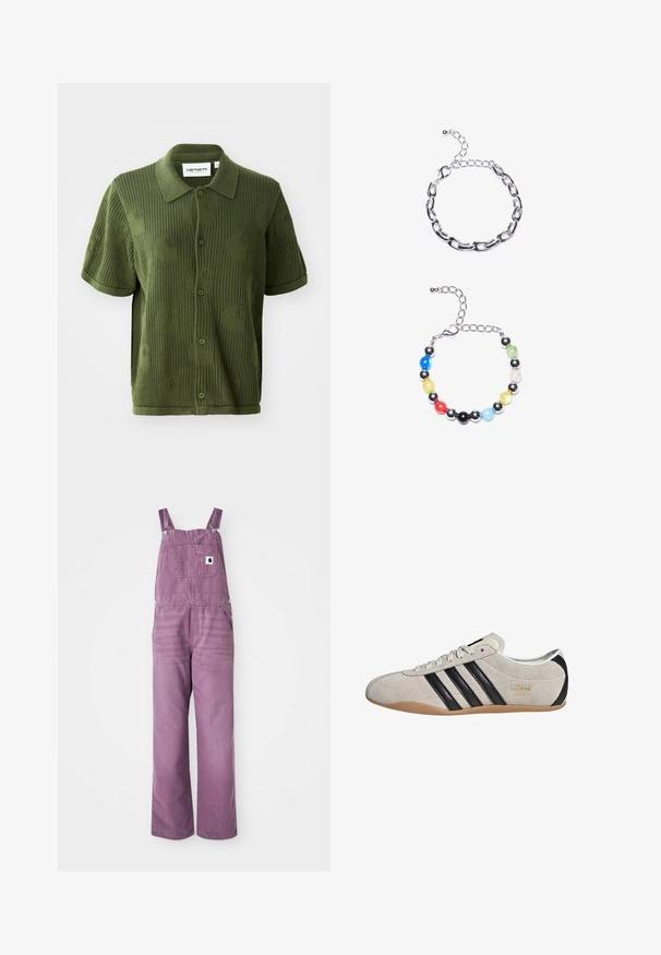 Grøn strikket polo t-shirt med korte ærmer, der har et struktureret mønster af store cirkler og knaplukning.; Lilla denim overalls med justerbare stropper, forlommer og vide ben. Materialet har en let tekstur; hardware med sølvfarvede metalclips.; Suedesneakers med en grå overdel, sorte striber og en gummisål. Har snørelukning og en guldfarvet logo-detalje på siden.; Sølv kædearmbånd med forlængede led over. Nedenunder et farverigt perlearmbånd med sorte, blå, grønne, gule, røde og klare perler.